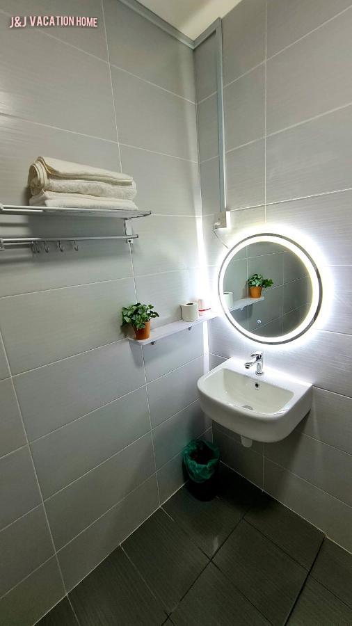 J&J Vacation Home@Novo8 Residence Kampong Tambak المظهر الخارجي الصورة