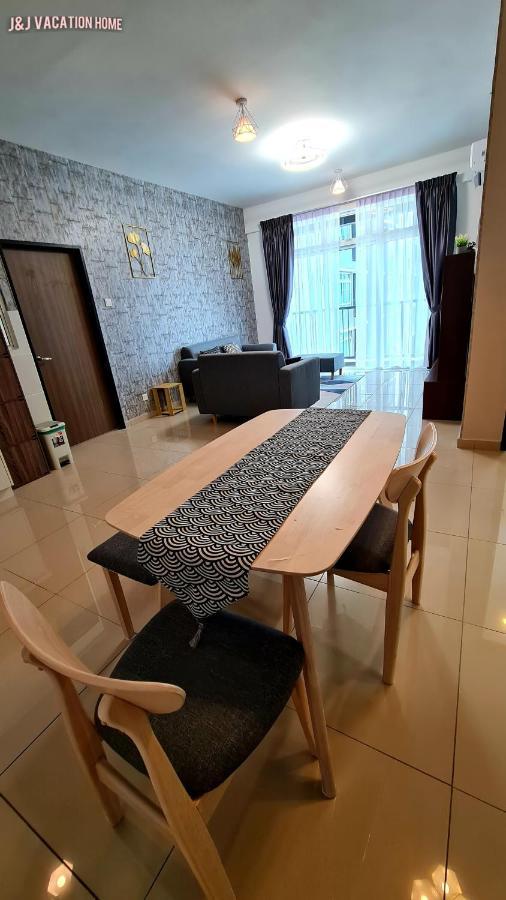 J&J Vacation Home@Novo8 Residence Kampong Tambak المظهر الخارجي الصورة