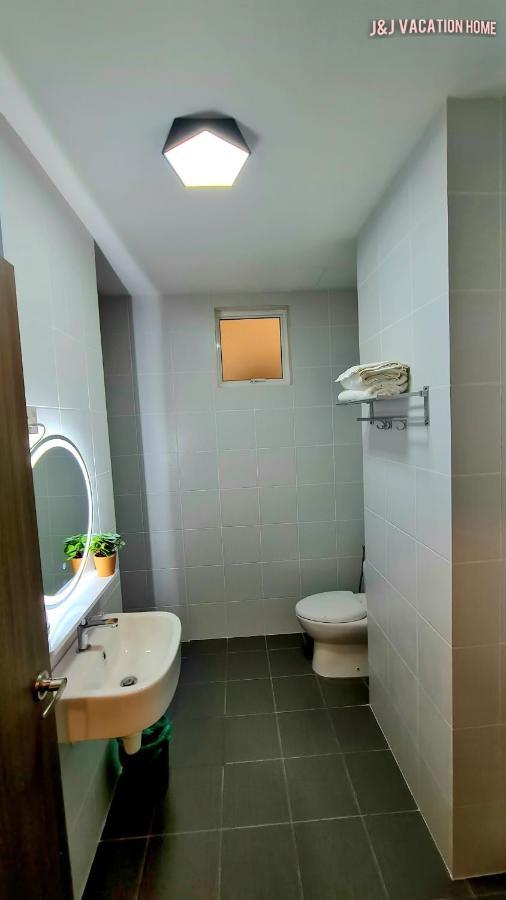J&J Vacation Home@Novo8 Residence Kampong Tambak المظهر الخارجي الصورة