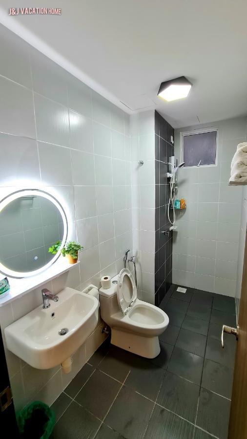 J&J Vacation Home@Novo8 Residence Kampong Tambak المظهر الخارجي الصورة